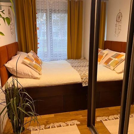 Yellow Apartment Airport Galeria Mokotow Netflix Warsawa Bagian luar foto