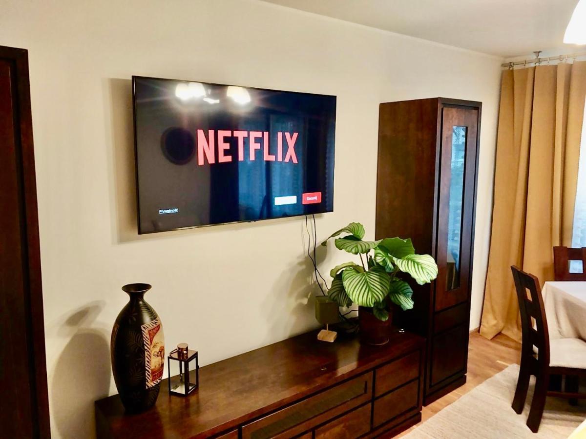 Yellow Apartment Airport Galeria Mokotow Netflix Warsawa Bagian luar foto